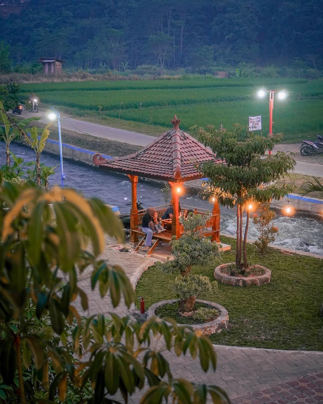 Gazebo untuk merasakan pengalaman sejuknya aliran sungai