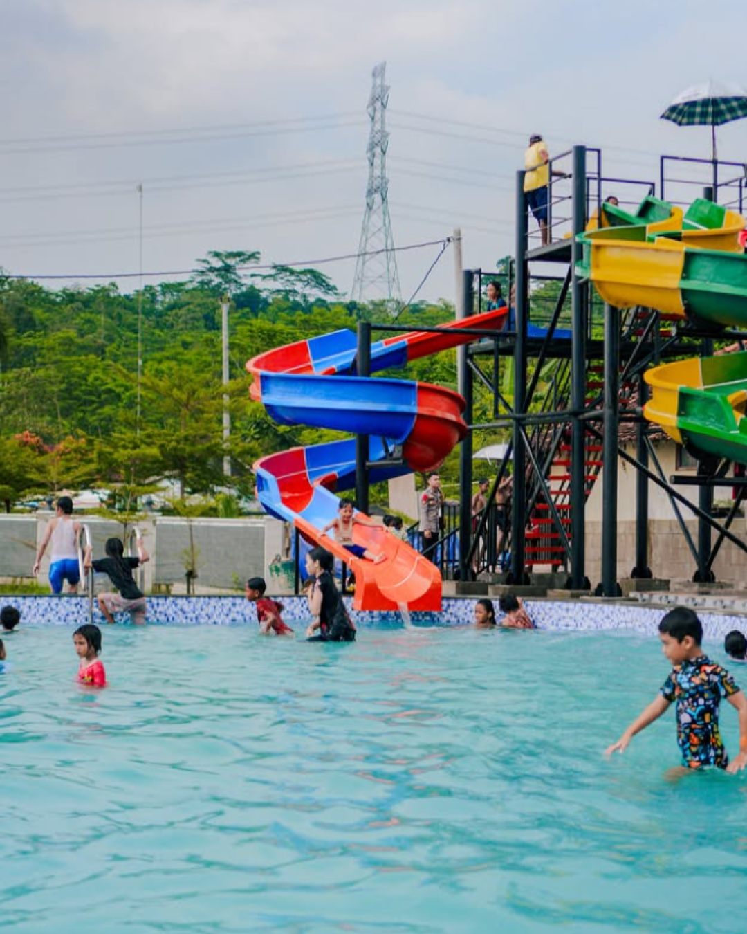 Tantang Keberanianmu dengan Perosotan 3 dan 4 meter